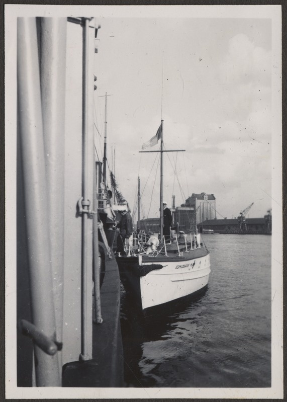 Vaade aurulaev "Lood" pakpoordist purjelaevale "Osmussaar", foto Hermann Tõnissoo perealbumist