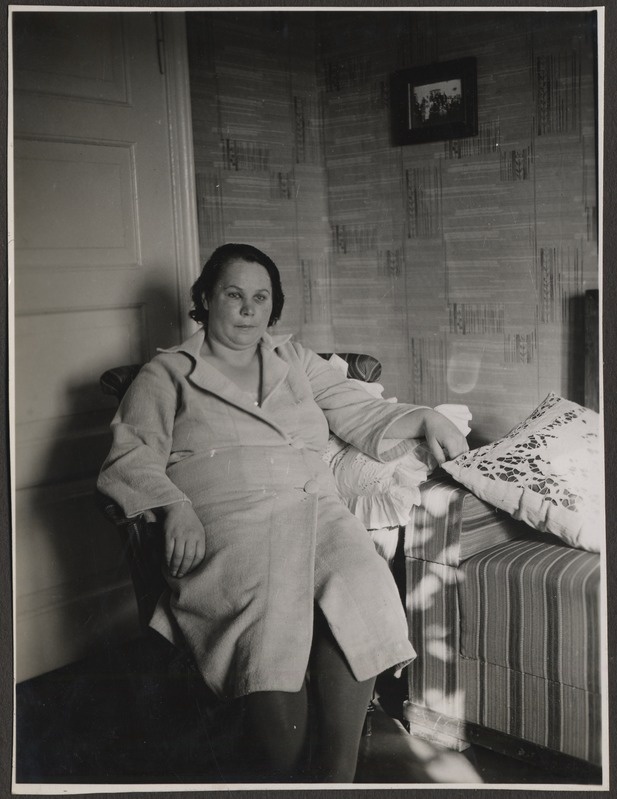 Tundmatu naine pildil, foto Hermann Tõnissoo perealbumist