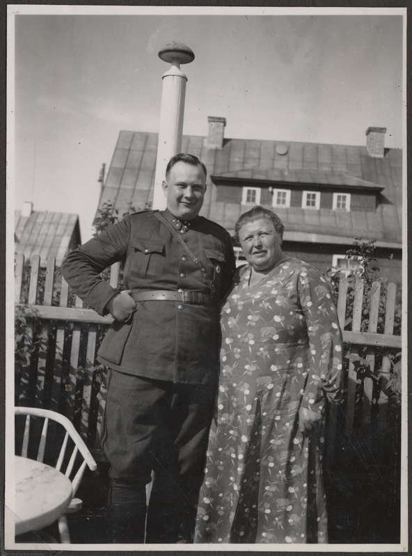 Tundmatu mees vormis ning tundmatu naine pildil, foto Hermann Tõnissoo perealbumist
