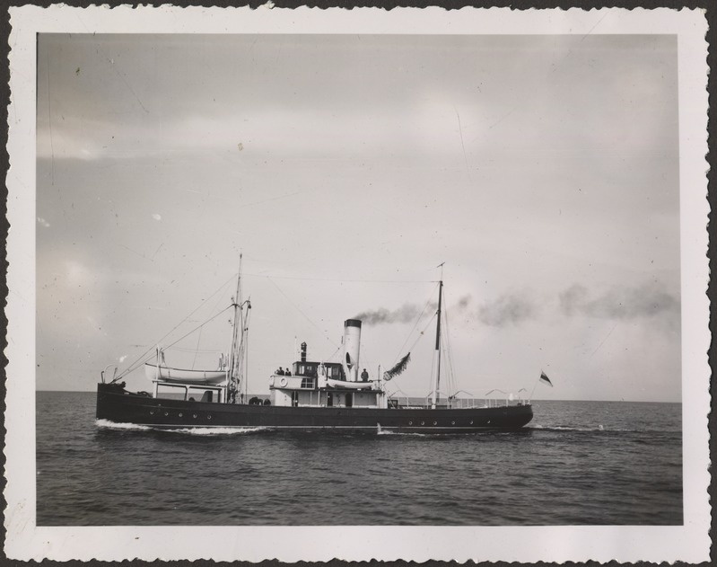 Aurulaev "Lood" merel, foto Hermann Tõnissoo perealbumist