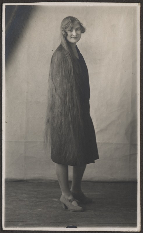 Tundmatu naine pildil, foto Hermann Tõnissoo perealbumist