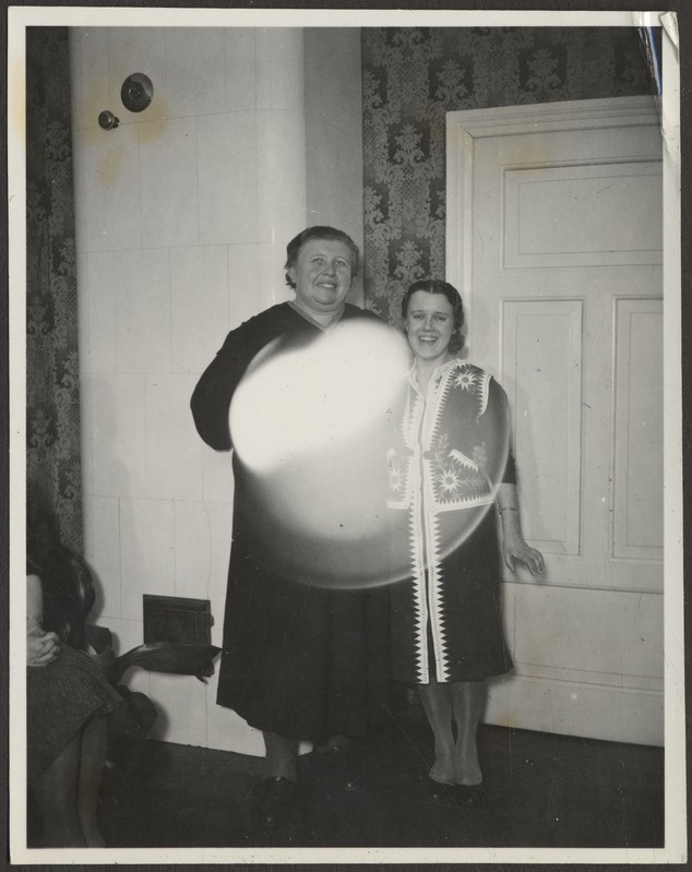 Kaks tundmatut naist pildil, foto Hermann Tõnissoo perealbumist