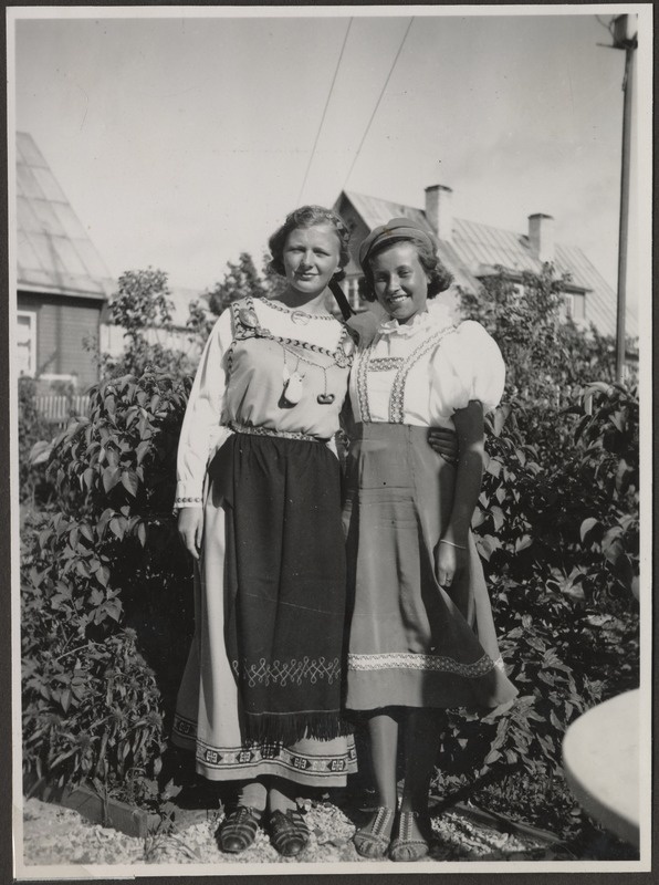 Kaks tundmatut naist rahvarõivastes, foto Hermann Tõnissoo perealbumist