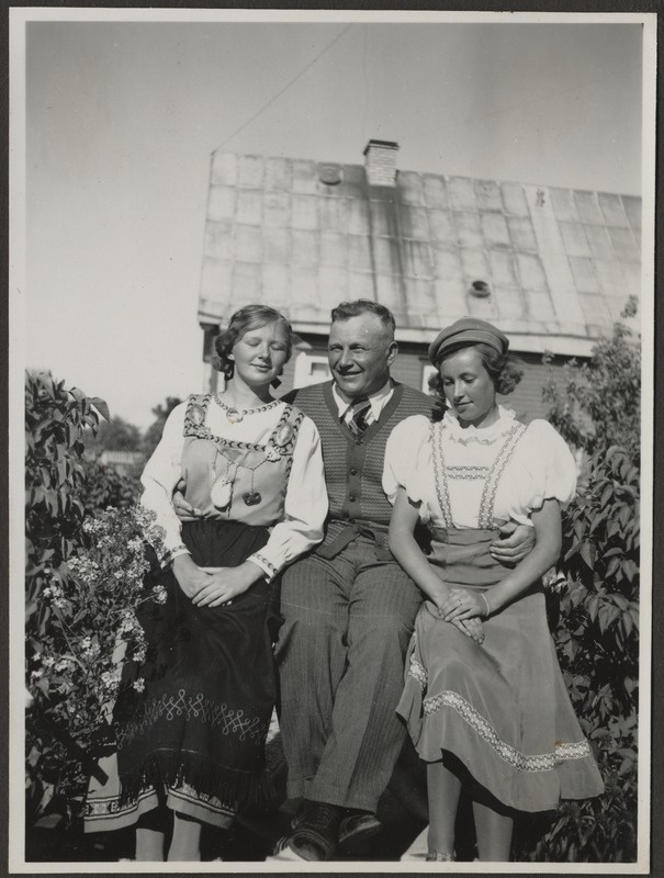 Hermann Tõnissoo kahe rahvarõivastes naiskaaslasega istumas, foto Hermann Tõnissoo perealbumist