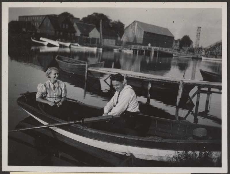 Tundmatu mees ja naine aerupaadiga jõel, foto Hermann Tõnissoo perealbumist