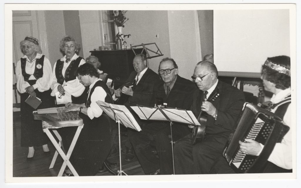 Eesti Riikliku Meremuuseumi klubide kokkutulek Tallinnas Vanalinna Muusikamajas. Esineb pensionäride rahvapilliansambel, paremalt teine meresõprade ringi liige Aleksander Toom