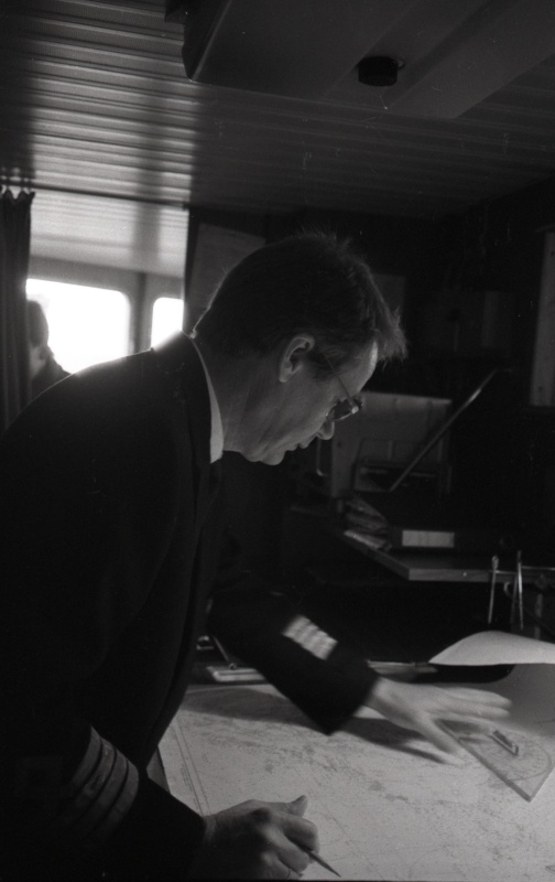 Mootorlaeva "Kapten Voolens" kapten, Madis Käbin, laeva roolikambris