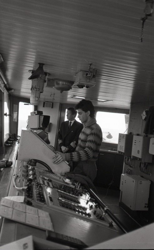 Mootorlaeva "Kapten Voolens" roolikambris on roolis Rene Neidre, Peterburi Mereakadeemia kursant, tagaplaanil kapten Madis Käbin