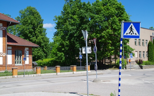 Balti riikide II konverents: osavõtjad saabuvad EÜSi maja (Viljandi 1) juurde. Esiplaanil ilmselt Leedu delegatsiooni saabumine. Tartu, 29.09. - 3.10.1919. Foto Armin Lomp. rephoto