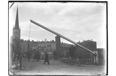 Tallinn, raudteeülesõit Uue tänava alguses. Vaade Põhja puiesteelt Oleviste kiriku suunas  duplicate photo