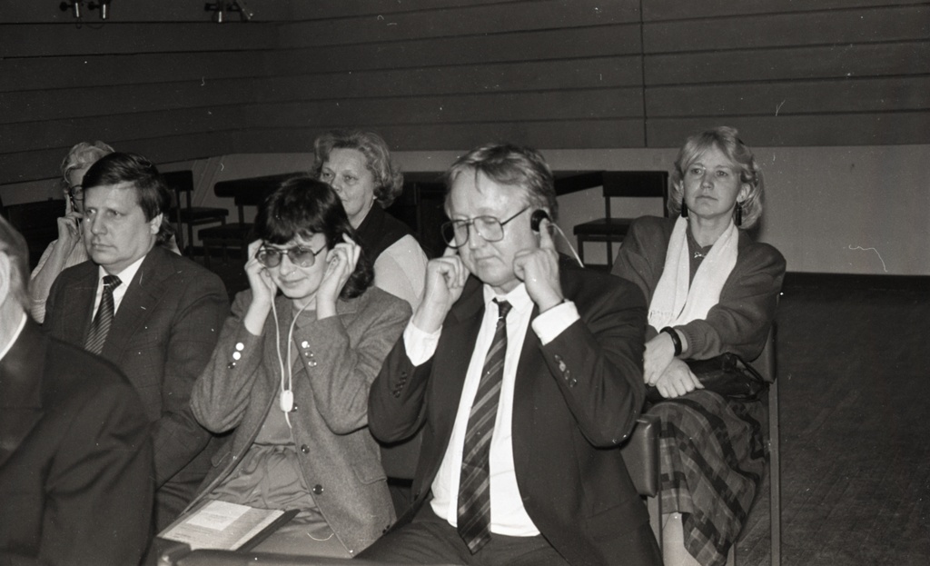 Eesti Meremuuseumi V teaduskonverents, esiplaanil David Papp Stockholmi Balti Instituudist, Katrin Savomägi meremuuseumist, Jüri Martin Polaarklubist, Vaima Kungur allveearheoloogiaklubist "Viikar" ja Silvia Konga meresõprade ringist