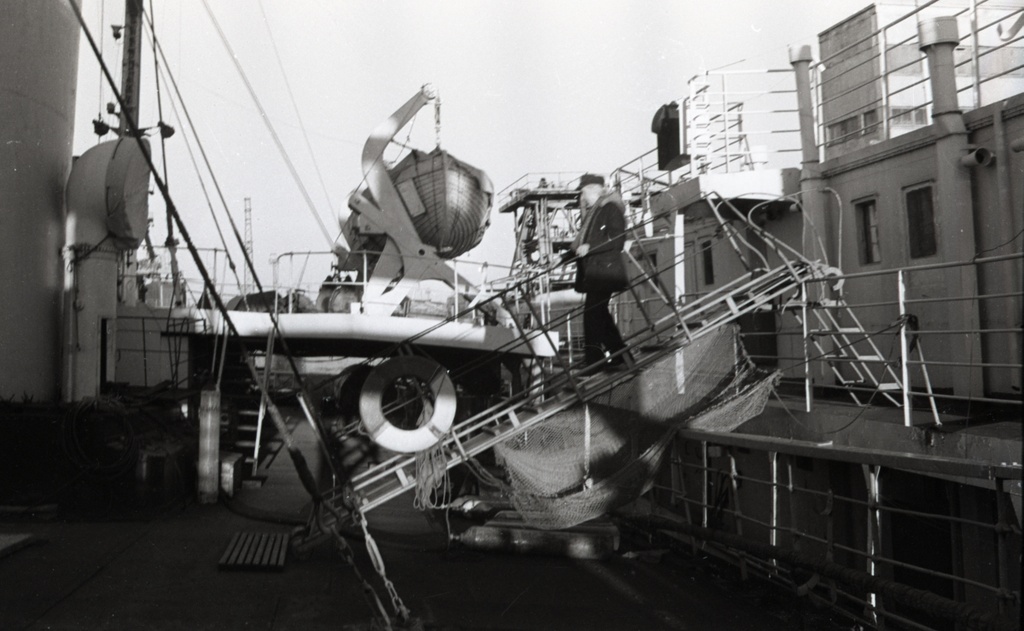 Eesti Meremuuseumi V teaduskonverentsist osavõtjad tutvumas aurik-jäämurdjaga "Suur Tõll", trapi juures meremuuseumi direktor Ants Pärna