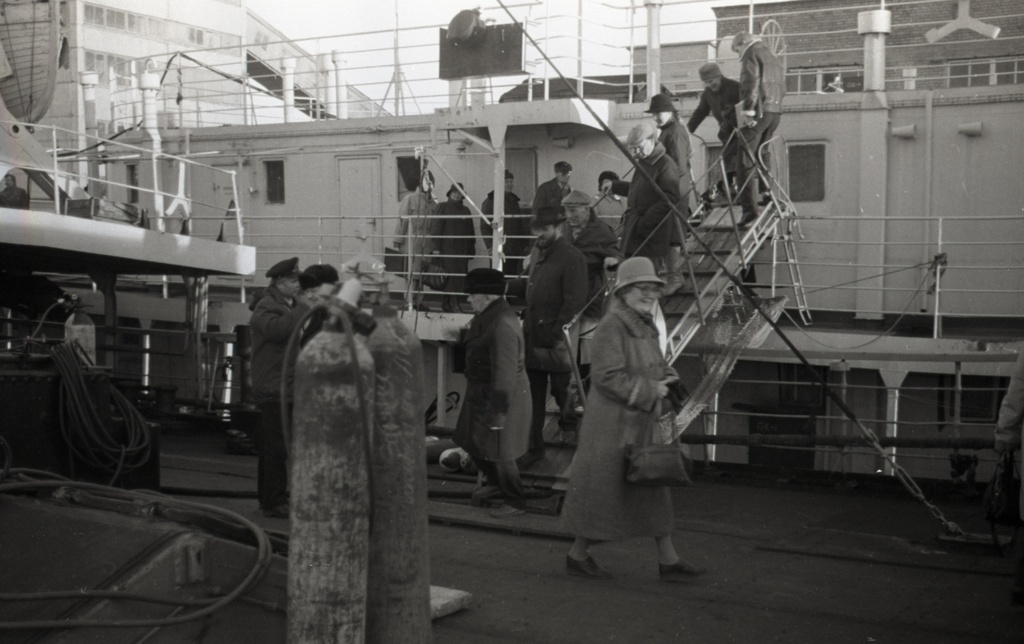 Eesti Meremuuseumi V teaduskonverentsist osavõtjad tutvumas aurik-jäämurdjaga "Suur Tõll"