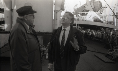 Eesti Meremuuseumi V teaduskonverentsist osavõtjad tutvumas aurik-jäämurdjaga "Suur Tõll", esiplaanil Endel Sõerde võtmas interjuud David Pappilt Stockholmi Balti Instituudist  similar photo