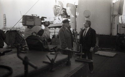 Eesti Meremuuseumi V teaduskonverentsist osavõtjad tutvumas aurik-jäämurdjaga "Suur Tõll", esiplaanil Endel Sõerde, kes teeb interjuud David Pappiga Stockholmi Balti Instituudist  similar photo