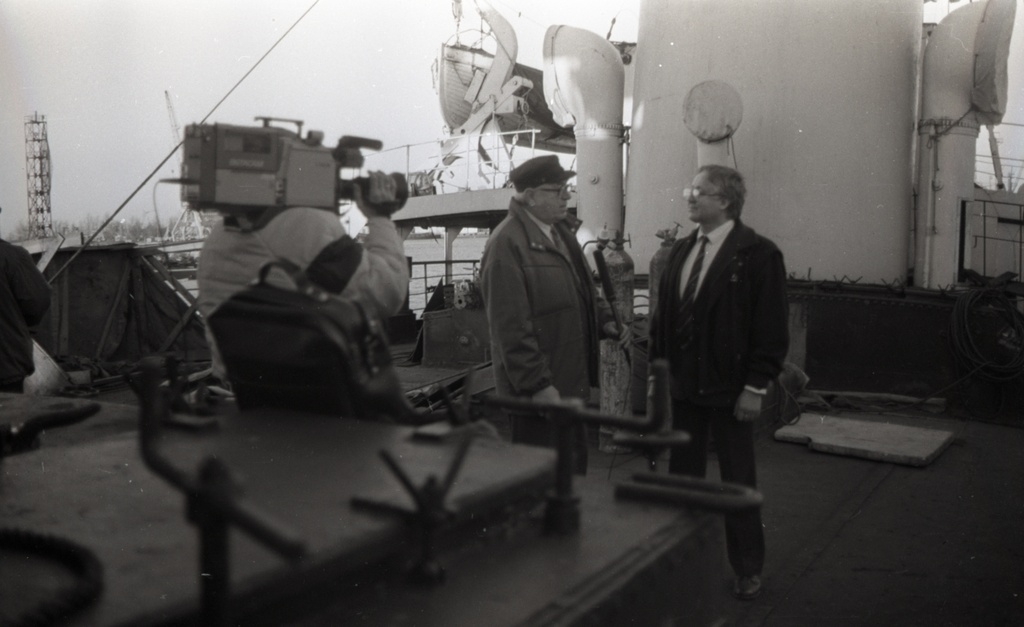 Eesti Meremuuseumi V teaduskonverentsist osavõtjad tutvumas aurik-jäämurdjaga "Suur Tõll", esiplaanil Endel Sõerde, kes teeb interjuud David Pappiga Stockholmi Balti Instituudist