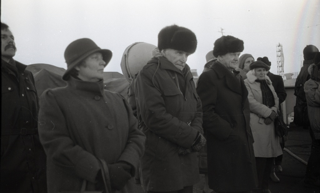 Eesti Meremuuseumi V teaduskonverentsist osavõtjad tutvumas aurik-jäämurdjaga "Suur Tõll", esiplaanil Silvia Konga, Jakob Kristenbrun ja Edmund Russow meresõprade ringist