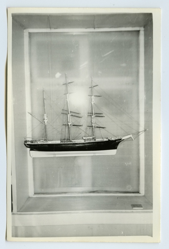 Eesti Riikliku Meremuuseumi esimene ekspositsioon. Vaade teise korruse suures saalis eksponeeritud purjelaeva "Lilly" mudelile.