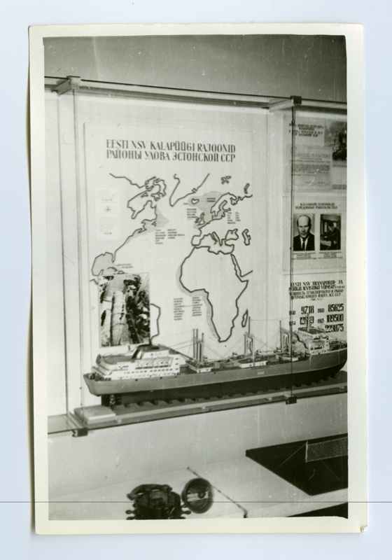 Eesti Riikliku Meremuuseumi esimene ekspositsioon 1965.-1978. Vaade kolmanda korruse suure saali vitriinile "Eesti NSV kalapüügirajoonid".