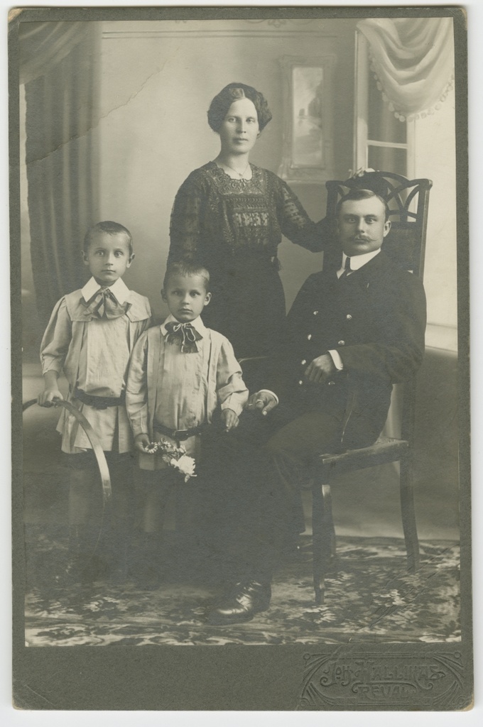 Laevamehaanik Nikolai Bataškov (Pilv) koos poegade ja abikaasa Elisabethiga
