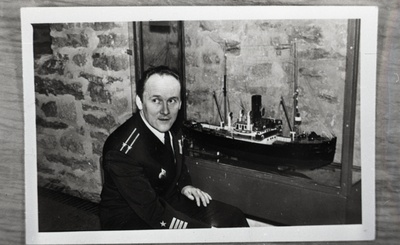 Eesti Riikliku Meremuuseumi teaduskonverents, Georg Rosenberg Kroonlinnast, jäämurdja "Volõnets", muuseumis näituse avamisel jäämurdja "Tasuja" mudeli juures  similar photo