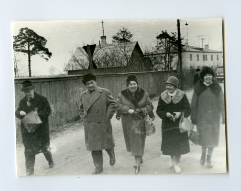 Maria Parmas, Evi Parmas, Anni Truus, Johanna Põhjala ja mootorlaeva "Karl Marx" kapten Leonid Dubrovitski jalutskäigul