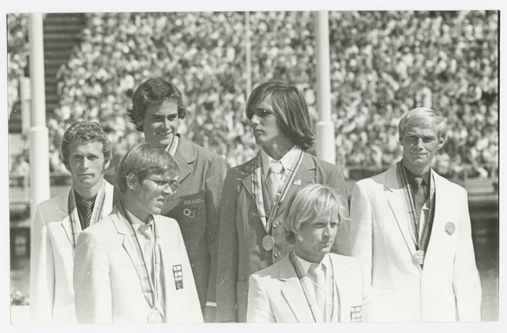 XXII olümpiamängude purjeregatt Tallinnas. 470-klassi võistlejate autasustamine. Keskel võitjad Marcos Soares Pinto ja Eduardo Henrique Penido. Hõbeda saanud J. Borowski ja E. Swenason ning pronksmedali võitnud J. Lindgren ja G. Tallberg.