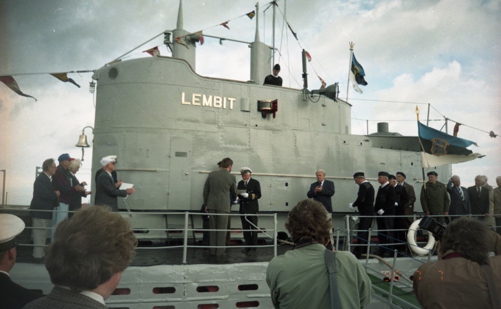 Allveelaev "Lembit" komandör Vladimir Kopelman võtab vastu aukirja kaitseminister Andrus Öövelilt laeva 60. juubeli puhul.
7.07.1996