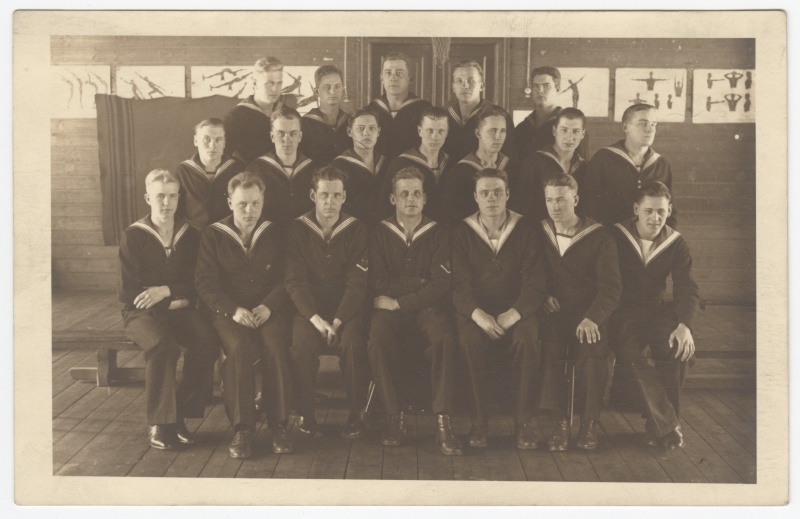 Grupifoto Mereväe Ekipaaži õpperühmast, kõik vormis