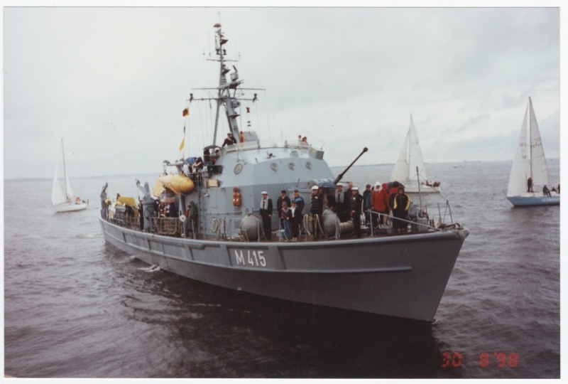 Mootorlaev "Olev" "Suure Tõllu" regatil, eemal paistavad jahid.
30.08.1998