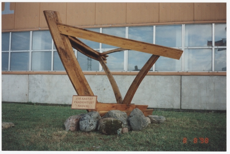 Mälestusmärk "Saare Paat" paaditööstuse juures "100 aastat paadiehitust Nasval."
Saaremaa.
08.08.1998