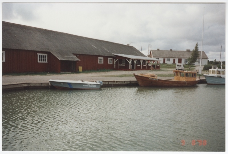 Sõru sadam. Vasakul Eesti Piirivalve, EPV, mootorpaat 20 ja Sõrul ehitatud paat ECM 0665.
Hiiumaa.
9.08.1998