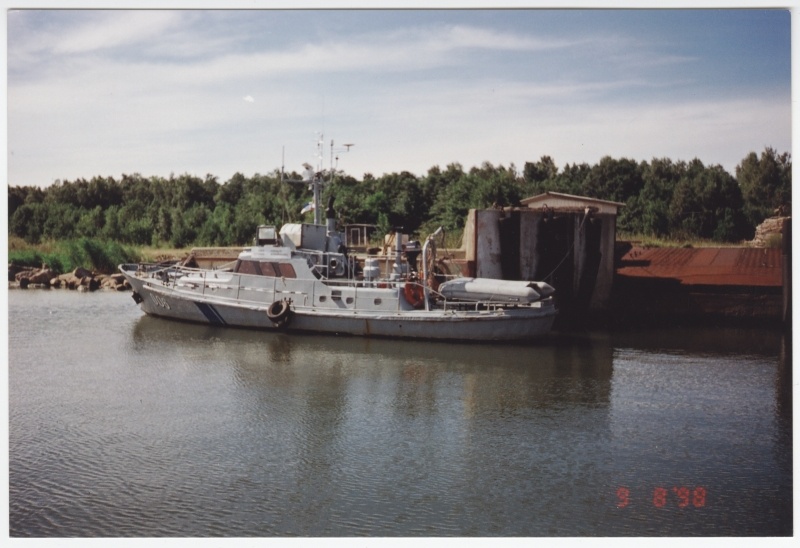 Lehtma sadam, kai ääres Eesti Piirivalve laev PVL 006.
Hiiumaa.
9.08.1998