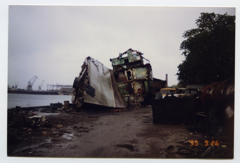 Ülestõstetud traalerite lammutamine Miinisadamas kai peal