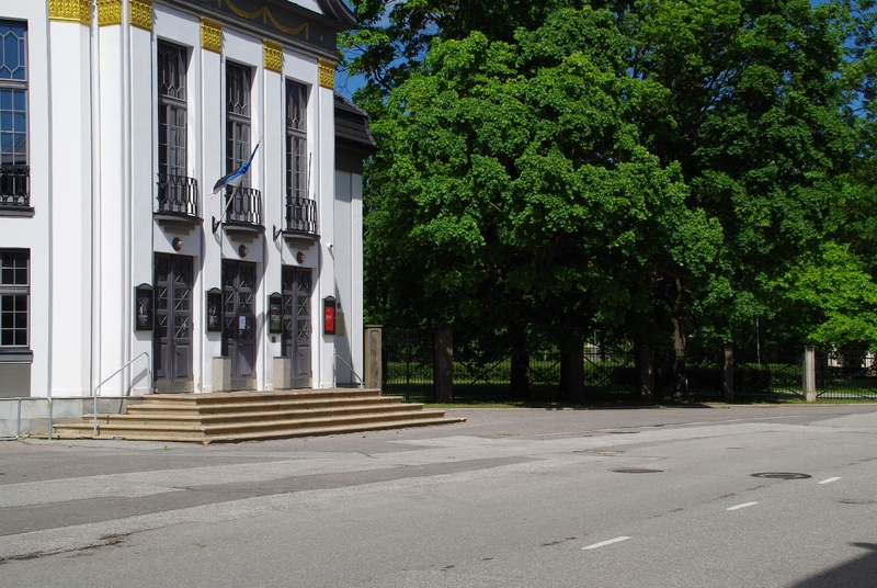 The starting point of the Maabusside and the tung of ticketmakers in front of Viktoria - Lichtspiele (cinema), 17.03.43. Tartu, Garden rephoto