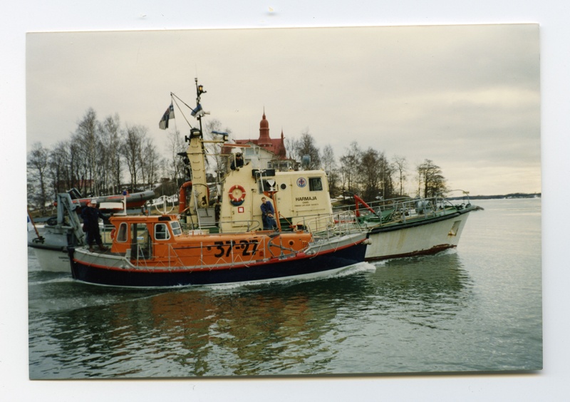 Eesti merepäästeteenistusele antud laev ''Anita'' ja Soome päästelaev ''Harmaja'' Helsingis.
02.1993