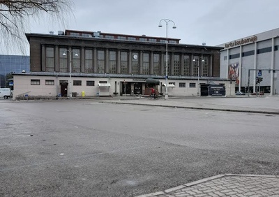Sõjategevuse tagajärjel kannatanud turuhoone. rephoto