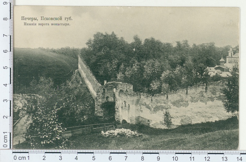 Petseri kloostri alumine värav