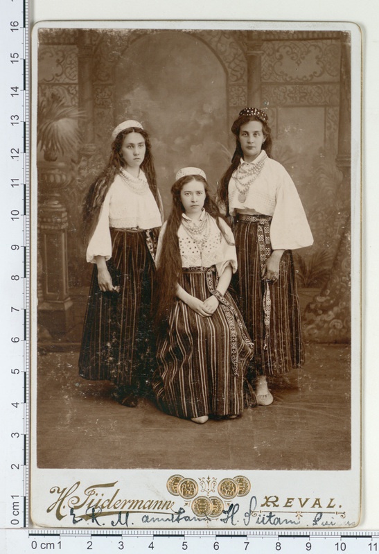 Rahvarõivais naised Harjumaalt