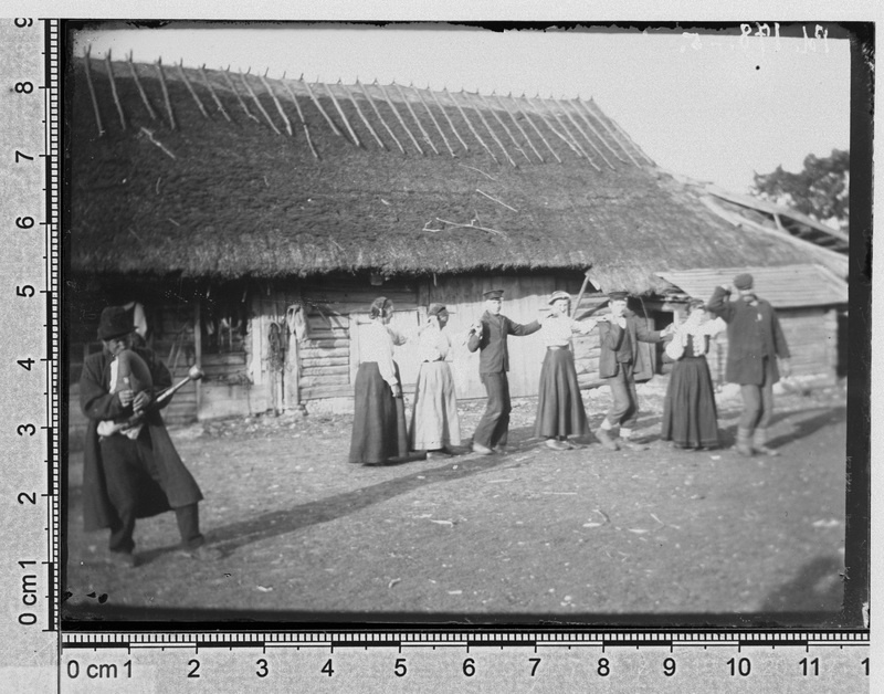 Torupilli puhuja ja "Mustjala - rongi" tantsijad Panga külas