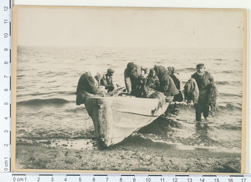 Kalurid paadiga rannas. Tshutskoje ozjero (Peipsi), Nina küla (Nos)