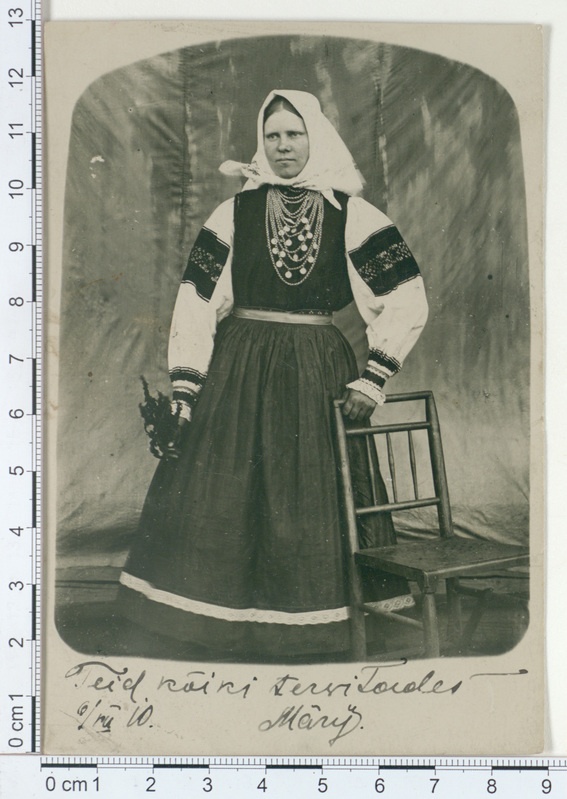 Setu noorik pühapäevariides