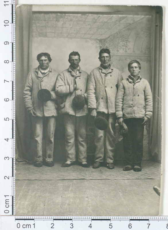 Mehed grupipildil - Insel Runoer 1908 (Ruhnu rahvarõivad)