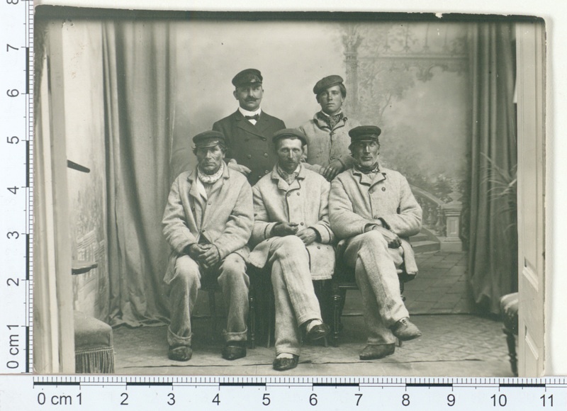 Mehed grupipildil - Insel Runoer 1908 (Ruhnu rahvarõivad)
