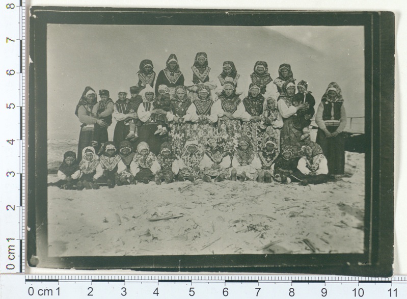 Grupipilt - naised rahvarõivais. Insel Runo 1906 (Ruhnu rahvarõivad)