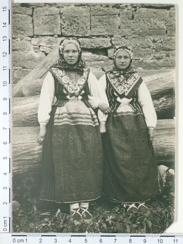 Naised rahvarõivais 1910 (Ruhnu rahvarõivad)