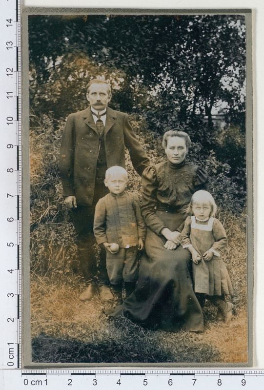 Süsi väimees perega (Rapla - Ingliste - Palukülast) 1913