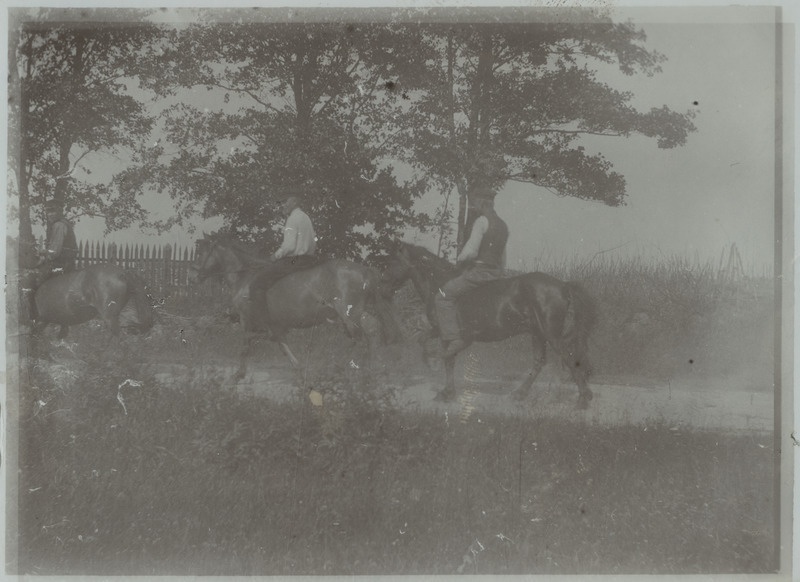 Mõisa töömehed-ratsanikud tööle minemas