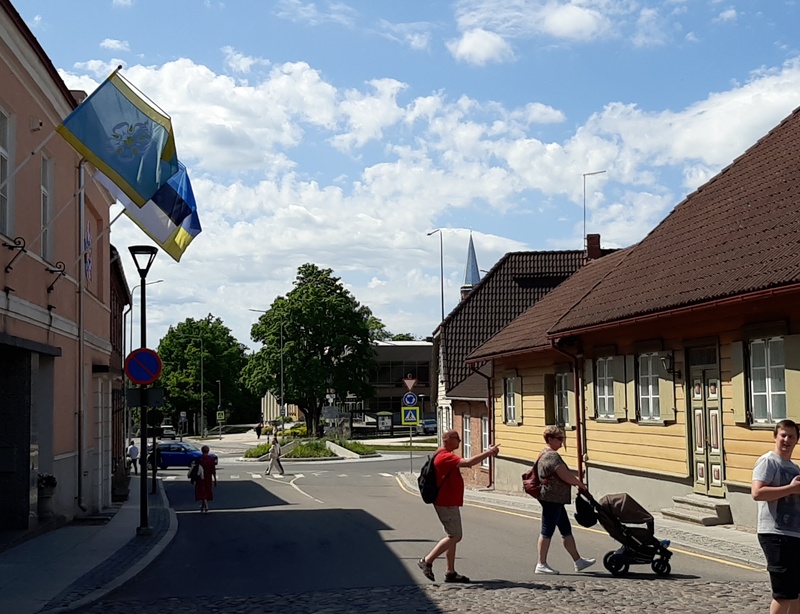 Kauba tänava algus vaatega Tallinna ja Riia/Vaksali tänava poole, paremal N. Hoffi mütsitöökoda ning Rubin Eitelbergi kulla- ja hõbedakauplus. rephoto