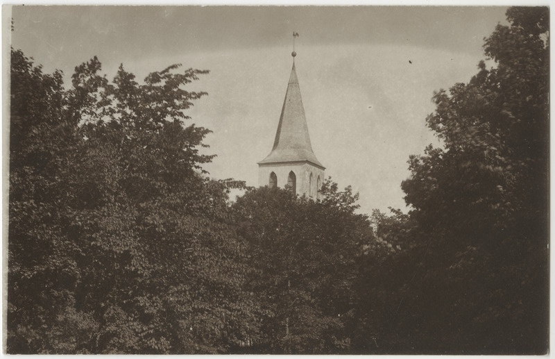 Pühalepa kirikutorn puude varjus